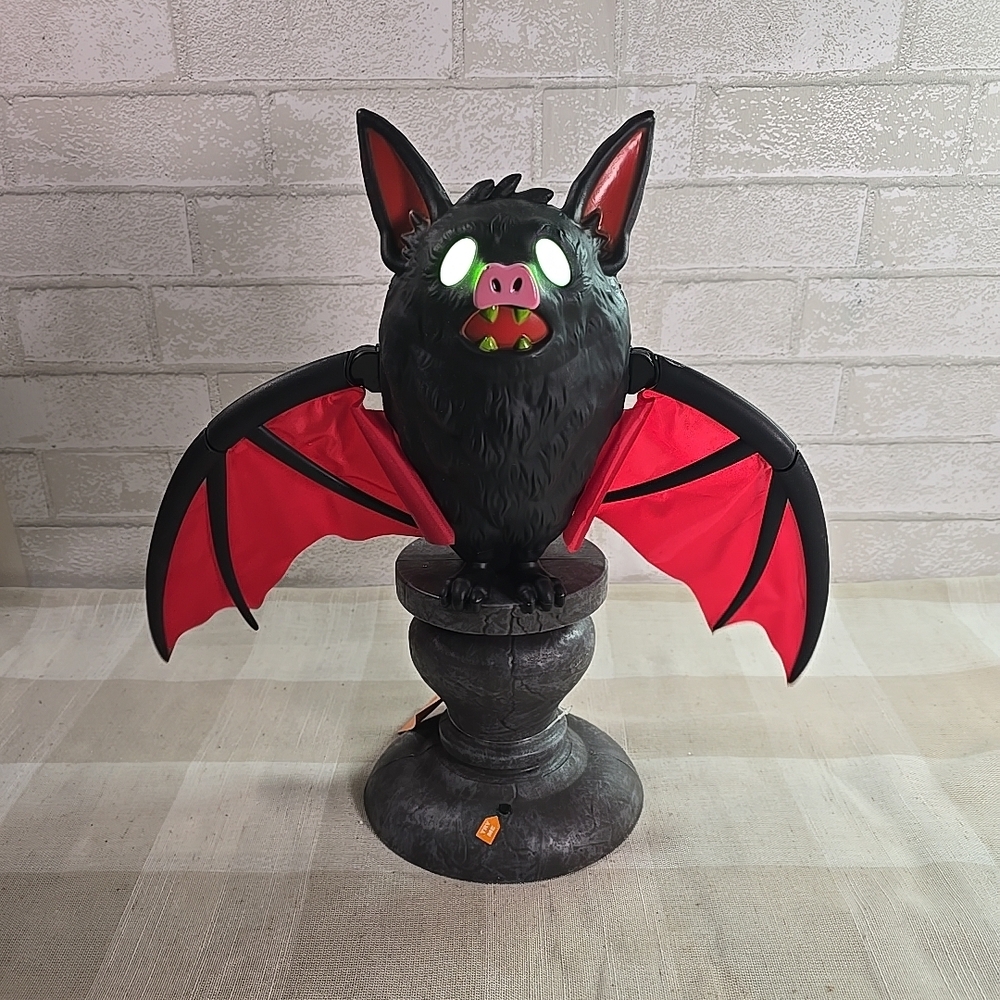 NWT HYDE and EEK LED LIGHT SOUND MOTION 16’’ BAT on Pedestal Halloween Figurine - Picture 2 of 6